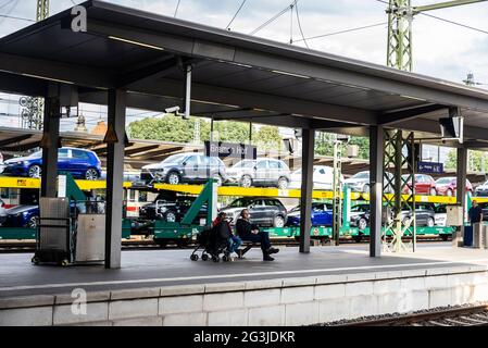 Bremen, Deutschland - 19. August 2019: Zug mit neuen Autos im Bremer Hauptbahnhof mit Leuten, die in Bremen, Germa, warten Stockfoto