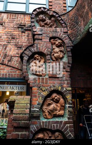 Bremen, Deutschland - 19. August 2019: Gravur eines alten Backsteinhauses in der Böttcherstraße, Bremen, Deutschland Stockfoto