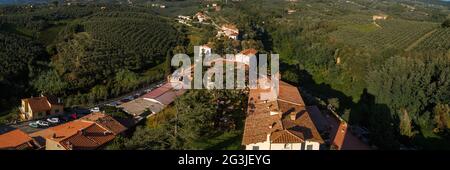 Panoramablick Auf Das Schloss Conti Guidi Stockfoto