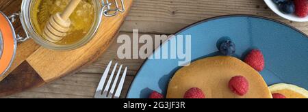 Obst und Pfannkuchen Frühstück im Freien an einem Sommermorgen Stockfoto