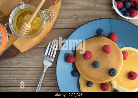 Obst und Pfannkuchen Frühstück im Freien an einem Sommermorgen Stockfoto