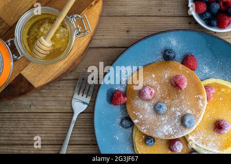 Obst und Pfannkuchen Frühstück im Freien an einem Sommermorgen Stockfoto