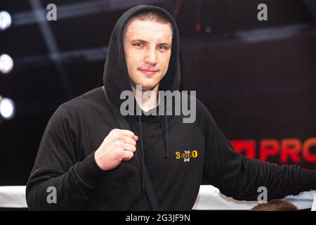 Vlad Sirenko, der im Schwergewicht der Ukraine Boxen wollte, nachdem er seinen französischen Gegner Newfel Ouatah am 12. Juni in der 4. Runde seines nicht-Titelkampfs gestoppt hatte. Stockfoto