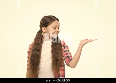 Mädchen kleines Kind wirklich lange Haare. Friseursalon. Aufrechterhaltung der richtigen Hygiene und Selbstpflege. Kappen an Sackgassen kann zu einer Steigerung beitragen Stockfoto