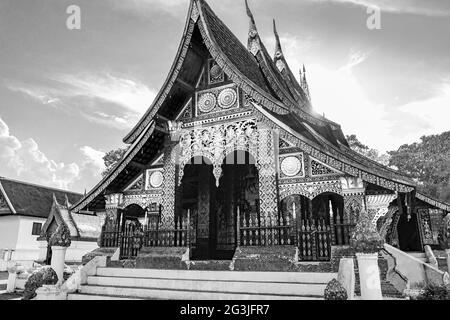 Schwarz-Weiß-Bild des Wat Xieng Thong buddhistischen Tempels der Goldenen Stadt Luang Prabang Laos. Stockfoto