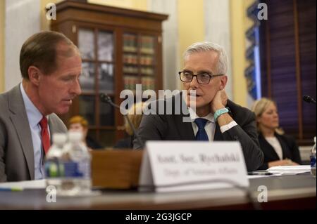 Washington, Usa. Juni 2021. Denis McDonough, US-Minister für Veteranenangelegenheiten, und Jon Rychalski, stellvertretender Minister für Veteranenangelegenheiten, sprechen am Mittwoch, den 16. Juni 2021, vor einer Anhörung des Senatsausschusses für Veteranenanangelegenheiten zum Budget des US-Bundesministeriums für das Geschäftsjahr 2022 in Washington, DC. Foto von Bonnie Cash/UPI. Kredit: UPI/Alamy Live Nachrichten Stockfoto