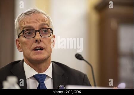 Washington, Usa. Juni 2021. Denis McDonough, US-Minister für Veteranenangelegenheiten, spricht am Mittwoch, den 16. Juni 2021, während einer Anhörung des Senatsausschusses für Veteranenananangelegenheiten zum Budget des US-Verteidigungsministeriums für das Geschäftsjahr 2022 in Washington, DC. Foto von Bonnie Cash/UPI. Kredit: UPI/Alamy Live Nachrichten Stockfoto