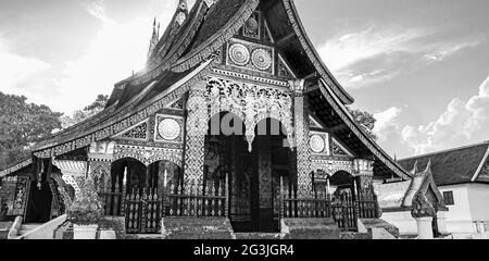 Schwarz-Weiß-Bild des Wat Xieng Thong buddhistischen Tempels der Goldenen Stadt Luang Prabang Laos. Stockfoto