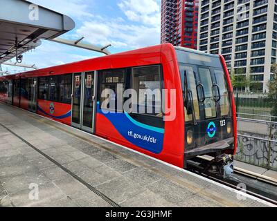 LONDON, VEREINIGTES KÖNIGREICH - 20. MAI 2021:Docklands Light Railway train Stockfoto