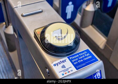 LONDON, VEREINIGTES KÖNIGREICH - 21. MAI 2021: Oyster Card Ticket Reader Stockfoto