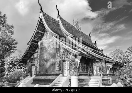 Schwarz-Weiß-Bild des Wat Xieng Thong buddhistischen Tempels der Goldenen Stadt Luang Prabang Laos. Stockfoto