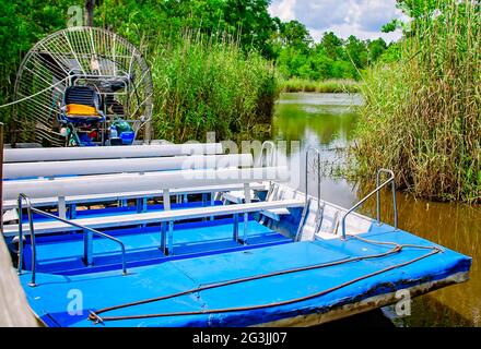 Ein Luftschiff ist an der Gulf Coast Gator Ranch and Tours, 12. Juni 2021, in Moss Point, Mississippi, angedockt. Stockfoto