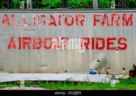 Ein Anhänger wirbt für Airboat-Fahrten auf der Gulf Coast Gator Ranch and Tours, 12. Juni 2021, in Moss Point, Mississippi. Stockfoto