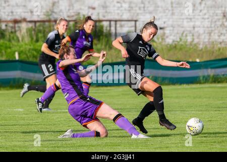 Shettleston, Glasgow, 16/06/2021 Aktion während der Scottish Building Society Scottish Women's Premier League 2 Fixture Glasgow Women FC vs Dundee United FC, Greenfield Park, Shettleston, Glasgow, 16/06/2021 Credit Colin Poultney www.Alamy.co.uk Stockfoto