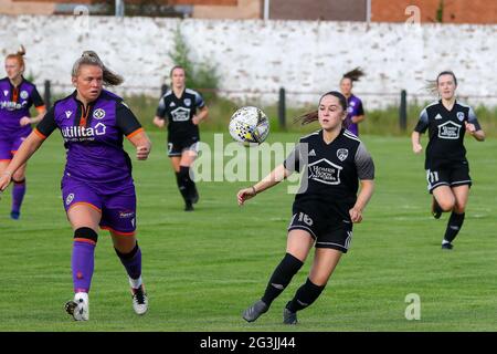 Shettleston, Glasgow, 16/06/2021 Aktion während der Scottish Building Society Scottish Women's Premier League 2 Fixture Glasgow Women FC vs Dundee United FC, Greenfield Park, Shettleston, Glasgow, 16/06/2021 Credit Colin Poultney www.Alamy.co.uk Stockfoto