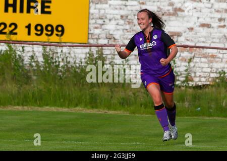 Shettleston, Glasgow, 16/06/2021 Aktion während der Scottish Building Society Scottish Women's Premier League 2 Fixture Glasgow Women FC vs Dundee United FC, Greenfield Park, Shettleston, Glasgow, 16/06/2021 Credit Colin Poultney www.Alamy.co.uk Stockfoto