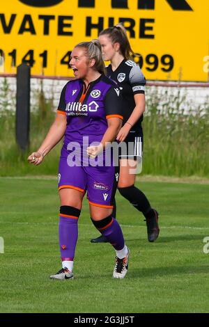 Shettleston, Glasgow, 16/06/2021 Aktion während der Scottish Building Society Scottish Women's Premier League 2 Fixture Glasgow Women FC vs Dundee United FC, Greenfield Park, Shettleston, Glasgow, 16/06/2021 Credit Colin Poultney www.Alamy.co.uk Stockfoto