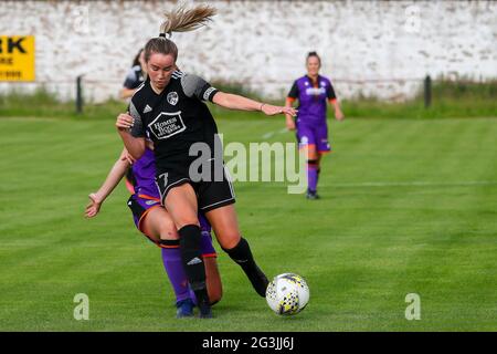 Shettleston, Glasgow, 16/06/2021 Aktion während der Scottish Building Society Scottish Women's Premier League 2 Fixture Glasgow Women FC vs Dundee United FC, Greenfield Park, Shettleston, Glasgow, 16/06/2021 Credit Colin Poultney www.Alamy.co.uk Stockfoto