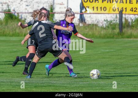 Shettleston, Glasgow, 16/06/2021 Aktion während der Scottish Building Society Scottish Women's Premier League 2 Fixture Glasgow Women FC vs Dundee United FC, Greenfield Park, Shettleston, Glasgow, 16/06/2021 Credit Colin Poultney www.Alamy.co.uk Stockfoto