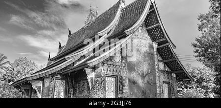 Schwarz-Weiß-Bild des Wat Xieng Thong buddhistischen Tempels der Goldenen Stadt Luang Prabang Laos. Stockfoto