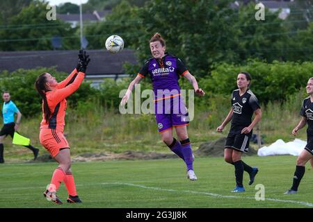 Shettleston, Glasgow, 16/06/2021 Aktion während der Scottish Building Society Scottish Women's Premier League 2 Fixture Glasgow Women FC vs Dundee United FC, Greenfield Park, Shettleston, Glasgow, 16/06/2021 Credit Colin Poultney www.Alamy.co.uk Stockfoto