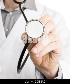 Nahaufnahme der Hand eines Arztes mit einem Stethoskop Stockfoto