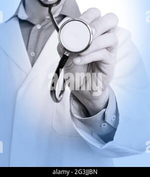 Nahaufnahme der Hand eines Arztes, mit einem Stethoskop, medizinisch blau Stockfoto