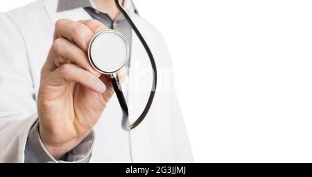 Nahaufnahme der Hand eines Arztes mit einem Stethoskop Stockfoto