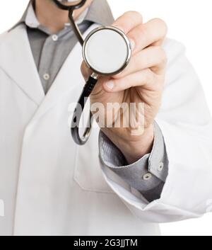 Nahaufnahme der Hand eines Arztes mit einem Stethoskop Stockfoto