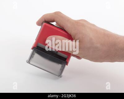 Plastikstempel in der Hand, isoliert Stockfoto