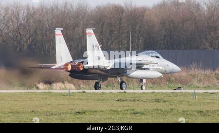 LEEUWARDEN, Niederlande - 11. April 2016: US Air Force f-15 Eagle Anpunkten ausschalten während der Übung Frisian Flag. Die Übung ist Stockfoto