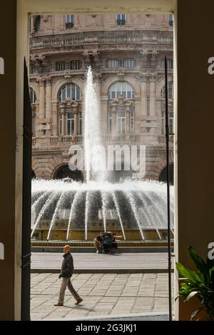 Blick auf die Piazza De Ferrari, den Hauptplatz von Genua, mit dem sprudelnden Brunnen, vom Eingang des Palazzo Ducale, Ligurien, Italien Stockfoto