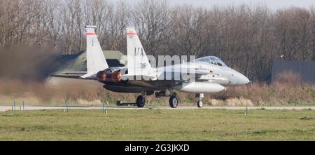 LEEUWARDEN, Niederlande - 11. April 2016: US Air Force f-15 Eagle Anpunkten ausschalten während der Übung Frisian Flag. Die Übung ist Stockfoto