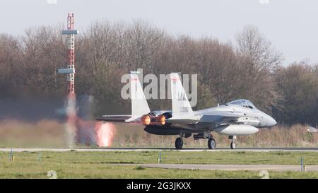 LEEUWARDEN, Niederlande - 11. April 2016: US Air Force f-15 Eagle Anpunkten ausschalten während der Übung Frisian Flag. Die Übung ist Stockfoto