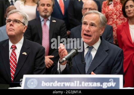 Austin, Texas, USA, Juni 16 2021: Politische Führer von Texas, einschließlich der Regierung. GREG ABBOTT (c) und LT. Gov. DAN PATRICK (l) kündigt eine Kampagne zum Bau einer südlichen Grenzmauer mit Mexiko an, die eine Kombination aus staatlichen und privat gespendeten Geldern verwendet. Abbott zeigte sich frustriert darüber, dass Präsident Biden den den Mauerbau gestoppt hat, der zu explodierenden Migrationszahlen an der Grenze geführt hat. Kredit: Bob Daemmrich/Alamy Live Nachrichten Stockfoto