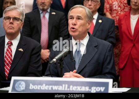 Austin, Texas, USA, Juni 16 2021: Politische Führer von Texas, einschließlich der Regierung. GREG ABBOTT (c) und LT. Gov. DAN PATRICK (l) kündigt eine Kampagne zum Bau einer südlichen Grenzmauer mit Mexiko an, die eine Kombination aus staatlichen und privat gespendeten Geldern verwendet. Abbott zeigte sich frustriert darüber, dass Präsident Biden den den Mauerbau gestoppt hat, der zu explodierenden Migrationszahlen an der Grenze geführt hat. Kredit: Bob Daemmrich/Alamy Live Nachrichten Stockfoto