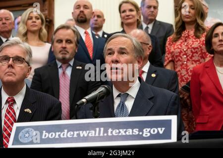 Austin, Texas, USA, Juni 16 2021: Politische Führer von Texas, einschließlich der Regierung. GREG ABBOTT (c) und LT. Gov. DAN PATRICK (l) kündigt eine Kampagne zum Bau einer südlichen Grenzmauer mit Mexiko an, die eine Kombination aus staatlichen und privat gespendeten Geldern verwendet. Abbott zeigte sich frustriert darüber, dass Präsident Biden den den Mauerbau gestoppt hat, der zu explodierenden Migrationszahlen an der Grenze geführt hat. Kredit: Bob Daemmrich/Alamy Live Nachrichten Stockfoto