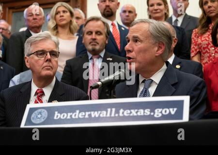 Austin, Texas, USA, Juni 16 2021: Politische Führer von Texas, einschließlich der Regierung. GREG ABBOTT (c) und LT. Gov. DAN PATRICK (l) kündigt eine Kampagne zum Bau einer südlichen Grenzmauer mit Mexiko an, die eine Kombination aus staatlichen und privat gespendeten Geldern verwendet. Abbott zeigte sich frustriert darüber, dass Präsident Biden den den Mauerbau gestoppt hat, der zu explodierenden Migrationszahlen an der Grenze geführt hat. Kredit: Bob Daemmrich/Alamy Live Nachrichten Stockfoto
