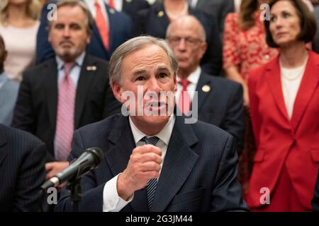 Austin, Texas, USA, Juni 16 2021: Texas Gov. GREG ABBOTT kündigt eine Kampagne zum Bau einer südlichen Grenzmauer mit Mexiko an, bei der eine Kombination aus staatlichen und privat gespendeten Mitteln verwendet wird. Abbott zeigte sich frustriert darüber, dass Präsident Biden den den Mauerbau gestoppt hat, der zu explodierenden Migrationszahlen an der Grenze geführt hat. Kredit: Bob Daemmrich/Alamy Live Nachrichten Stockfoto