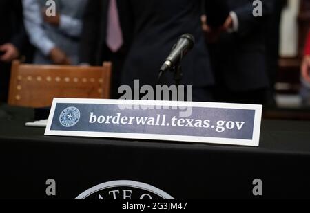 Austin, Texas, USA, 16 2021. Juni: Die politischen Führer von Texas kündigen eine Kampagne zum Bau einer südlichen Grenzmauer mit Mexiko an, die aus einer Kombination von staatlichen und privat gespendeten Mitteln besteht. Gov. Greg Abbott zeigte sich frustriert über die Einstellung des Mauerbaus durch Präsident Biden, der laut ihm zu explodierenden Migrationszahlen an der Grenze geführt hat. Kredit: Bob Daemmrich/Alamy Live Nachrichten Stockfoto