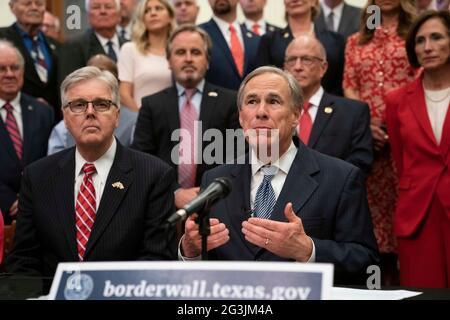 Austin, Texas, USA, Juni 16 2021: Politische Führer von Texas, einschließlich der Regierung. GREG ABBOTT (c) und LT. Gov. DAN PATRICK (l) kündigt eine Kampagne zum Bau einer südlichen Grenzmauer mit Mexiko an, die eine Kombination aus staatlichen und privat gespendeten Geldern verwendet. Abbott zeigte sich frustriert darüber, dass Präsident Biden den den Mauerbau gestoppt hat, der zu explodierenden Migrationszahlen an der Grenze geführt hat. Kredit: Bob Daemmrich/Alamy Live Nachrichten Stockfoto