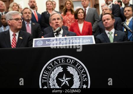 Austin, Texas, USA, Juni 16 2021: Politische Führer von Texas, einschließlich der Regierung. GREG ABBOTT (c) und LT. Gov. DAN PATRICK (l) kündigt eine Kampagne zum Bau einer südlichen Grenzmauer mit Mexiko an, die eine Kombination aus staatlichen und privat gespendeten Geldern verwendet. Abbott zeigte sich frustriert darüber, dass Präsident Biden den den Mauerbau gestoppt hat, der zu explodierenden Migrationszahlen an der Grenze geführt hat. Kredit: Bob Daemmrich/Alamy Live Nachrichten Stockfoto
