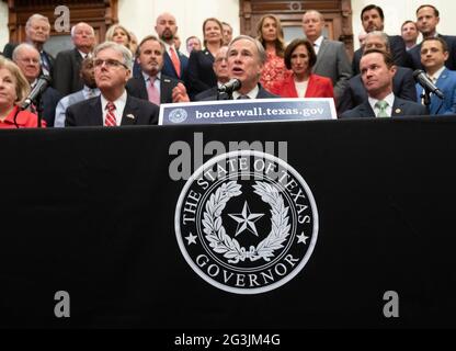 Austin, Texas, USA, Juni 16 2021: Politische Führer von Texas, einschließlich der Regierung. GREG ABBOTT (c) und LT. Gov. DAN PATRICK (l) kündigt eine Kampagne zum Bau einer südlichen Grenzmauer mit Mexiko an, die eine Kombination aus staatlichen und privat gespendeten Geldern verwendet. Abbott zeigte sich frustriert darüber, dass Präsident Biden den den Mauerbau gestoppt hat, der zu explodierenden Migrationszahlen an der Grenze geführt hat. Kredit: Bob Daemmrich/Alamy Live Nachrichten Stockfoto
