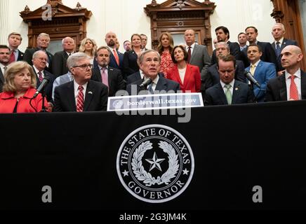 Austin, Texas, USA, Juni 16 2021: Politische Führer von Texas, einschließlich der Regierung. GREG ABBOTT (c) und LT. Gov. DAN PATRICK (l) kündigt eine Kampagne zum Bau einer südlichen Grenzmauer mit Mexiko an, die eine Kombination aus staatlichen und privat gespendeten Geldern verwendet. Abbott zeigte sich frustriert darüber, dass Präsident Biden den den Mauerbau gestoppt hat, der zu explodierenden Migrationszahlen an der Grenze geführt hat. Kredit: Bob Daemmrich/Alamy Live Nachrichten Stockfoto