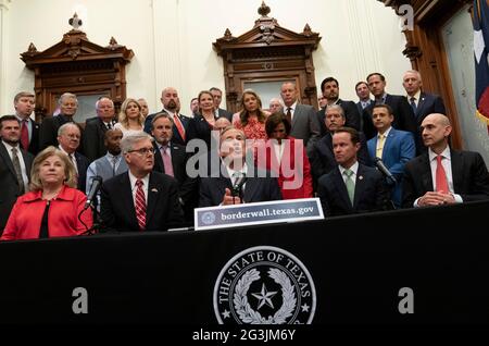 Austin, Texas, USA, Juni 16 2021: Politische Führer von Texas, einschließlich der Regierung. GREG ABBOTT (c) und LT. Gov. DAN PATRICK (l) kündigt eine Kampagne zum Bau einer südlichen Grenzmauer mit Mexiko an, die eine Kombination aus staatlichen und privat gespendeten Geldern verwendet. Abbott zeigte sich frustriert darüber, dass Präsident Biden den den Mauerbau gestoppt hat, der zu explodierenden Migrationszahlen an der Grenze geführt hat. Kredit: Bob Daemmrich/Alamy Live Nachrichten Stockfoto