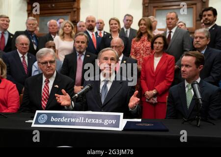 Austin, Texas, USA, Juni 16 2021: Politische Führer von Texas, einschließlich der Regierung. GREG ABBOTT (c) und LT. Gov. DAN PATRICK (l) kündigt eine Kampagne zum Bau einer südlichen Grenzmauer mit Mexiko an, die eine Kombination aus staatlichen und privat gespendeten Geldern verwendet. Abbott zeigte sich frustriert darüber, dass Präsident Biden den den Mauerbau gestoppt hat, der zu explodierenden Migrationszahlen an der Grenze geführt hat. Kredit: Bob Daemmrich/Alamy Live Nachrichten Stockfoto