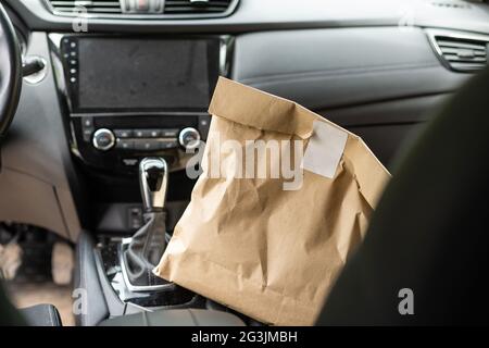 Pakete in Lieferwagen. Fahren mit Paketen Stockfoto