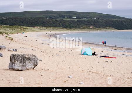 Blick auf den Strand von Oxwich Bay in der Gower-Gegend von South Wales, Großbritannien. Stockfoto