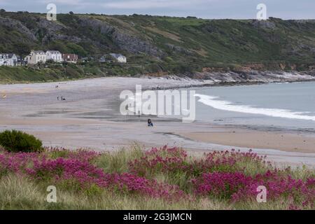 Blick auf den Strand von Port Eynon auf der Gower Peninsula, South Wales, Großbritannien. Stockfoto