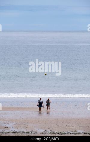 Blick auf den Strand von Port Eynon in Südwales, der Teil der Gower Peninsula ist, die bei Urlaubern beliebt ist. Stockfoto